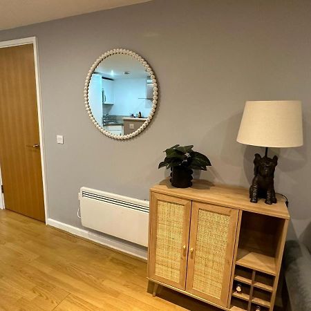 Modern City Centre Apartment In Swindon Exteriér fotografie