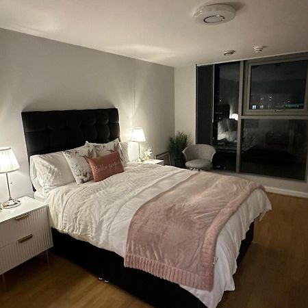 Modern City Centre Apartment In Swindon Exteriér fotografie