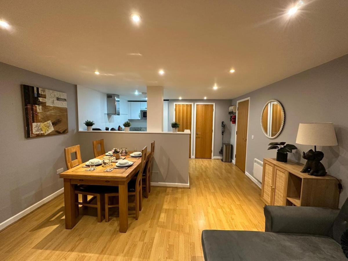 Modern City Centre Apartment In Swindon Exteriér fotografie