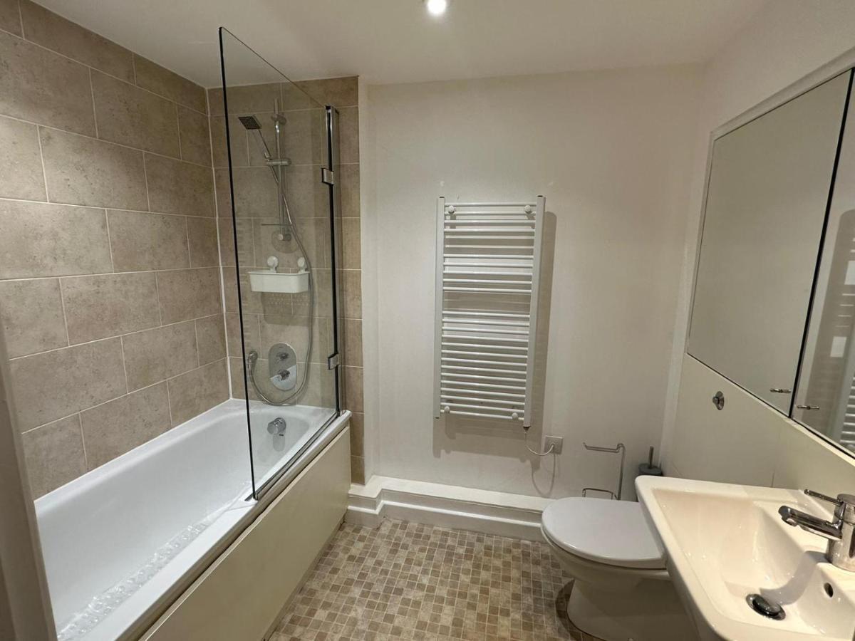 Modern City Centre Apartment In Swindon Exteriér fotografie