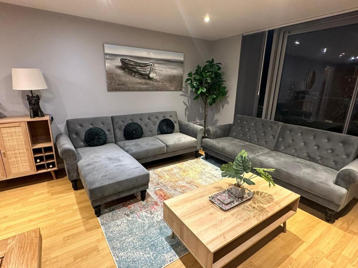 Modern City Centre Apartment In Swindon Exteriér fotografie